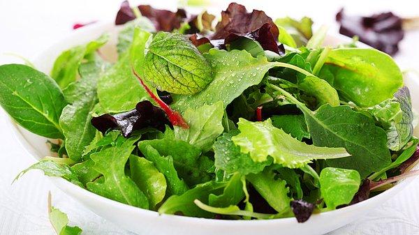 Bir paket Akdeniz salatası yeşillik fiyatı yaklaşık 20 TL ki bu resimde 2 paket mevcut.