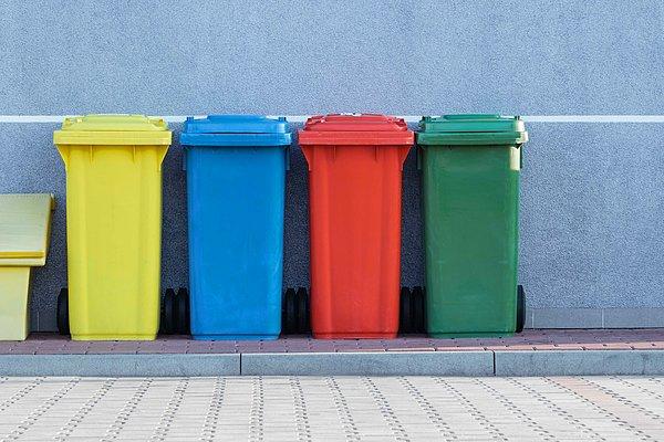 13. "Çevreyi kirletmeyin. Bir çöp kutusu bulana dek çöpünüzü taşıyın. Eğer hiçbir çöp kutusunun olmadığı bir park ya da ormandaysanız...