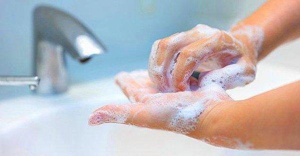 7. Uzmanlar ellerinizi her gün antibakteriyel sabunla yıkamanızı önermiyor.