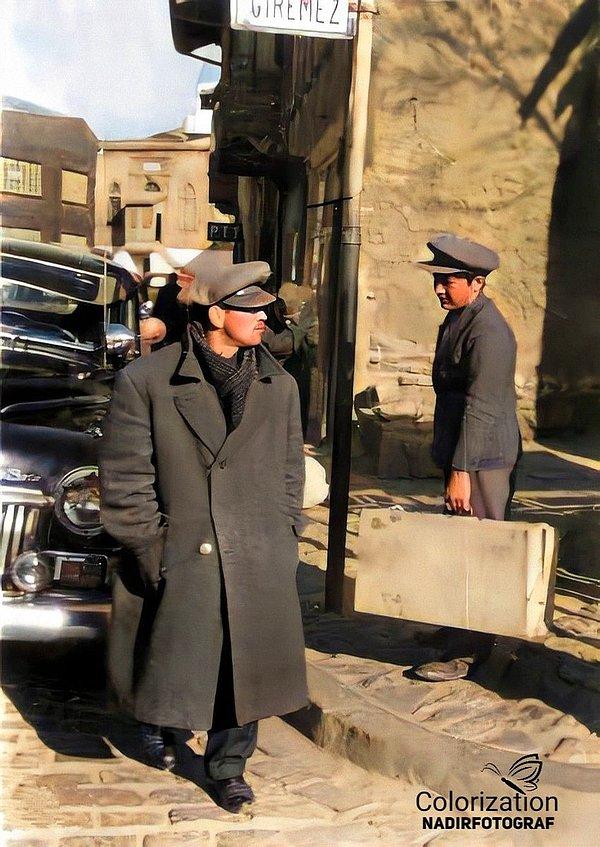 11. Müşterisini bekleyen taksici, İstanbul, 1950.