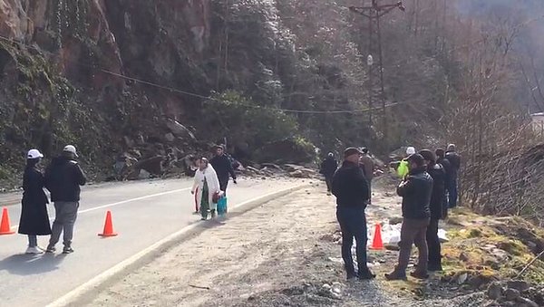 İhbar üzerine bölgeye gelen ekipler güvenlik önlemi alırken, iş makineleri eşliğinde yolun açılması için de çalışmalara başlandı.