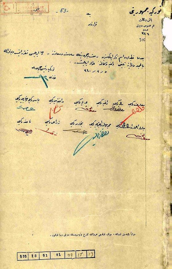 Bardakçı, bu belgeye ise "Kararnamenin Cumhuriyet Arşivi’ndeki orijinalinin görüntüsü" notunu düştü. 👇