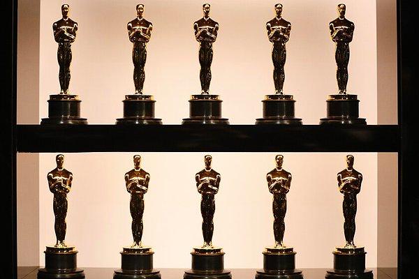 4. Elinde kılıç taşıyan şövalye olan olan Oscar heykelinin ayakları altındaki beş halka sinema makarnası aktörler, yazarlar, yönetmenler, yapımcılar ve teknik ekibi temsil ediyor.