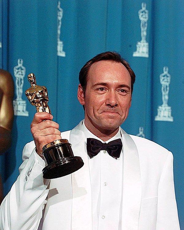 Yıllardır sektörde olan, hatta kariyeri boyunca iki tane Oscar ödülü kazanan ünlü aktör uzun yıllar boyunca erkeklere taciz ettiği iddiasıyla 12 ayrı suçtan yargılanmıştı.