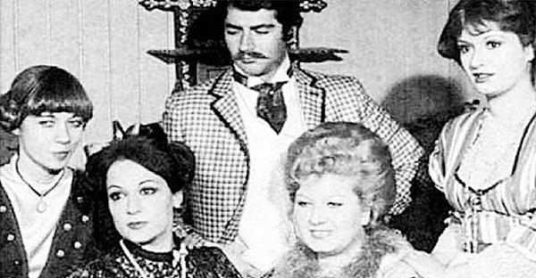 'Yok abi, yenisi bizi kesmedi' diyorsanız, 1975 yılında yayınlanan ilk Aşk-ı Memnu dizisini yine TRT İzle'den izleyebilirsiniz.