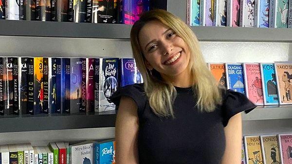 Şu an 26 yaşında genç bir kadın yazar olan Alkoç, gençlik ve aşk hikayelerinin yanı sıra özellikle Türkiye'de pek alışık olmadığımız bilim kurgu alanında eserler üretiyor.