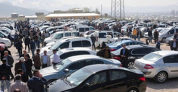 Yeni düzenlemede otomotiv sektöründe araç alım satımı yapanların ödediği KDV oranı yüzde 1’den yüzde 18’e çıkarıldı.