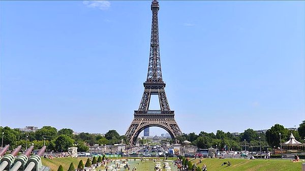 Bugün dünyada neler oldu? Fransız Devrimi'nin 100. yıl kutlamaları sebebiyle Gustave Eiffel'in firması tarafından EXPO 1889 Paris fuarının giriş kapısı olarak inşa edilen Eiffel'in tepe noktası 330 metredir.