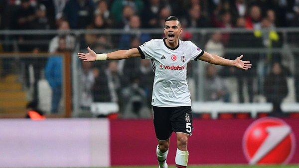 8. Pepe: Kemik gibi defansın tanımı olur kendileri. Beşiktaş'a geldiğinde siyah beyazlıların sevgilisi olmuştu. Top geçer adam geçmez ekolünün son isimlerindendi.