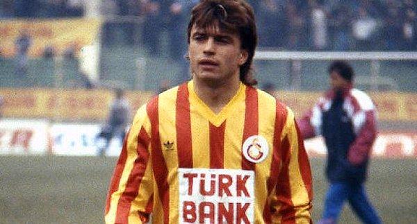 23. Roman Kosecki: Büyüklerimizin Galatasaray formasıyla görmekten büyük bir keyif aldığı futbolculardan biriydi. 1990 yılının aralık ayında transfer edilmişti. 172 boyunda fırtına gibi bir bitiriciydi.