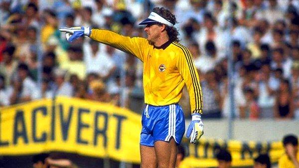 35. Toni Schumacher: Schalke 04'ten Fenerbahçe'ye, oradan da Bayern Münih'e transfer olan efsane kaleciydi Schumacher. 1988-1991 yılları arasında ligimizde boy gösterdi.