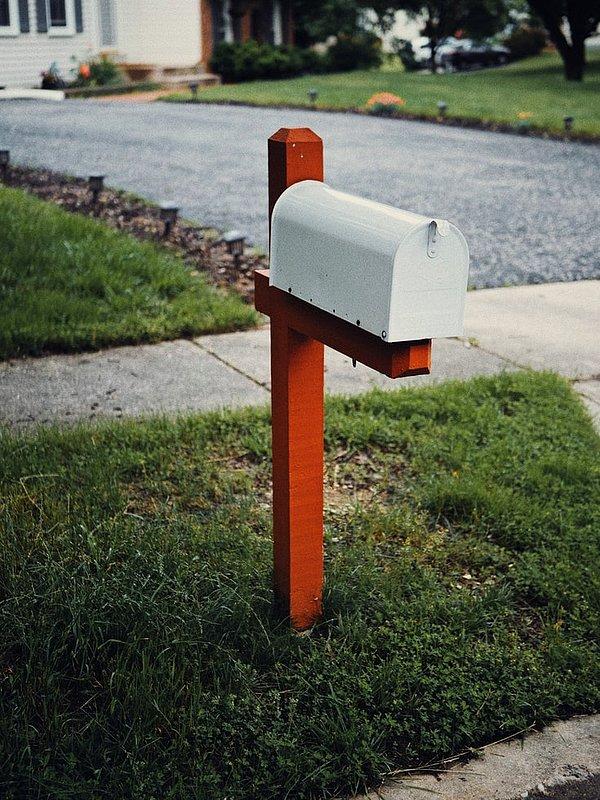 3. Sokaklarda bulunan o meşhur posta kutuları: