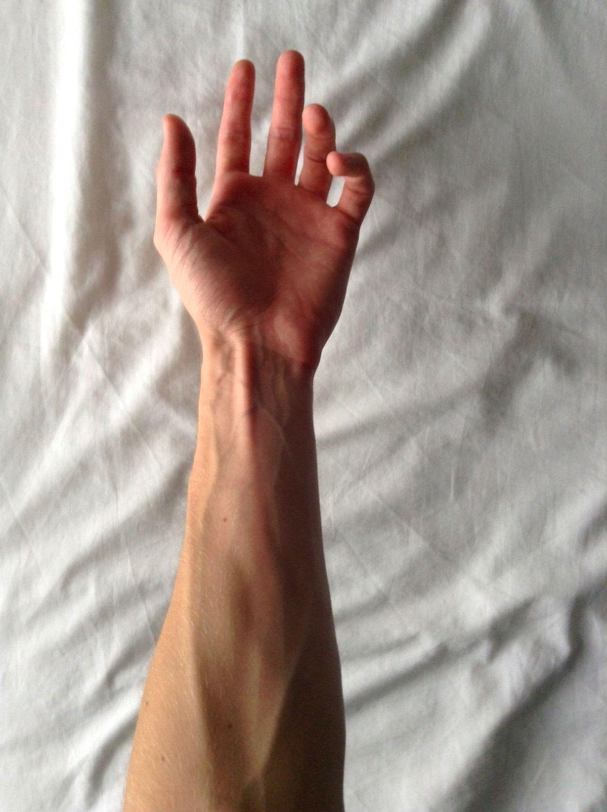 Парни без пальцев. Мужская рука. Красивые мужские руки.