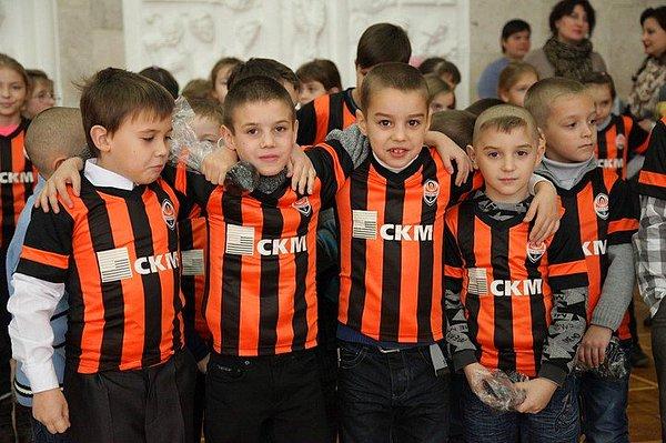Rusya askerlerinin Kiev'i işgal etmesinin ardından Shakhtar Donetsk'in akademisinde yer alan 100 çocuk, anneleriyle beraber 36 saat süren bir yolculuğun ardından Srna'nın memleketi Hırvatistan'a götürülüp otellere yerleştirildiler.