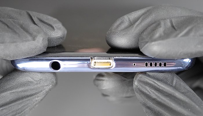 iPhone'a USB-C Girişi Ekleyen Çılgın Mühendis Bu Sefer Android Telefona Lightning Girişi Monte Etti!