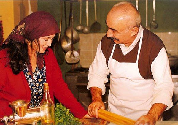 Son olarak Son Yaz dizisinde Savcı Selim karakterine can veren Ali Atay'ın, ilk oyunculuk deneyimini televizyon tarihinin efsanelerinden, Şener Şen ve Türkan Şoray'lı İkinci Bahar dizisinde yaptığını biliyor muydunuz?