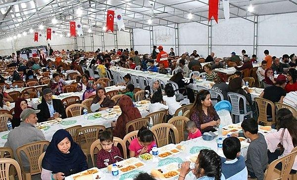 Teyzeye sıran verin diye bağırır, tepkileri azaltırım.