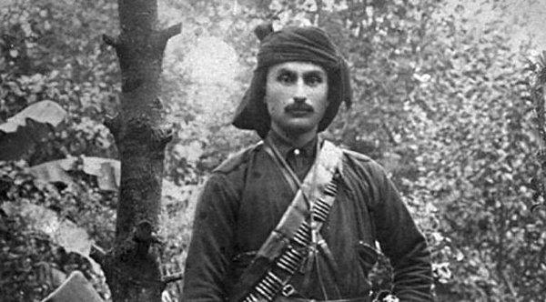 Bugün ölen Türkler arasında olan Topal Osman, Kurtuluş Savaşı'nda savaşmış bir kuvvacıdır. Ancak 1923'te Trabzon mebusu Ali Şükrü Bey cinayetinin azmettiricisi olduğuna karar verilince hakkında tutuklama kararı çıkar. Askerle çatışan Topal Osman, İsmail Hakkı Tekçe tarafından öldürülür.