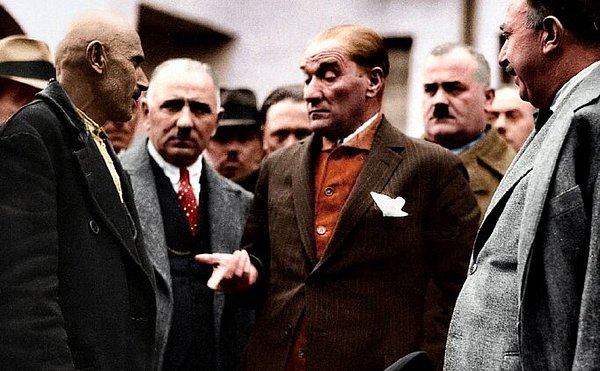 Almanya'da yaşadığı dönem bir tiyatro turnesi için gittiği Konya'da Atatürk'ün karşısında Zeybek oynar. Hatta rivayete göre Atatürk, Pee'yi çok beğenir ve yanağından öper. Pee o yanağı birkaç hafta boyunca yıkamaz. Almanlar ile ilgili birçok önemli bilgiyi Ankara'ya veren Pee, eşinin vefat ettiği 1942 yılında Türkiye'ye döner.
