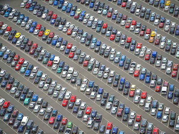 25. "Amerika'da herhangi bir otoparka baksanız araçların yüzde 50'sinin kamyonet ve SUV olduğunu görürsünüz. Avrupa'da daha küçük araçlar kullanıyorlar."