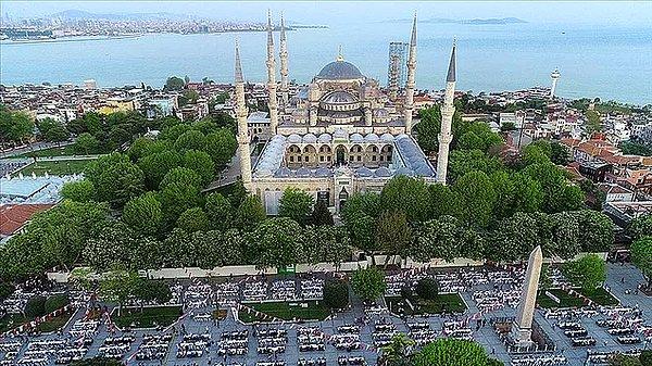 1. AKP’nin yıllar boyunca Sultanahmet Meydanı’nda yaptığı ramazan etkinlikleri, şimdi engellendi.