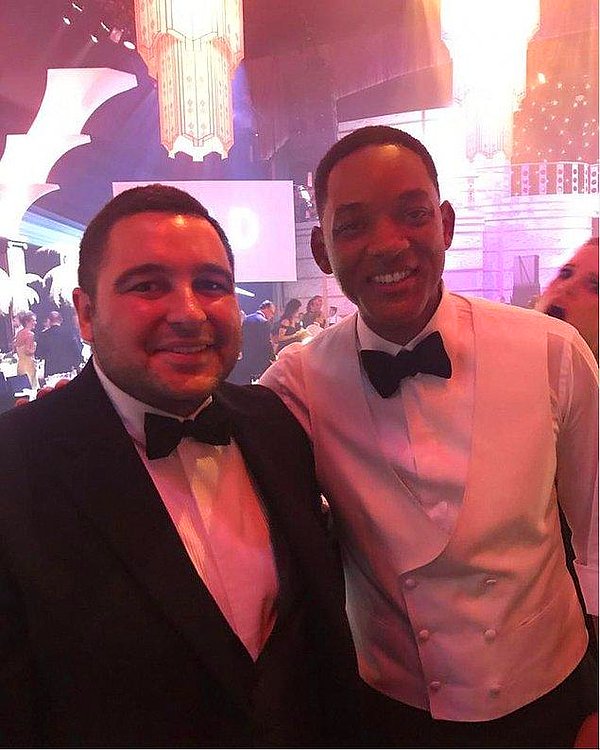 14. Oscar Töreni'nde yaşanan tokat skandalından hemen sonra zenginliğini ve şanını konuşturan Hacı Sabancı Will Smith ile bir fotoğrafını paylaşıp altına metin yazdı, yazdığı metin ile herkesi güldürdü.