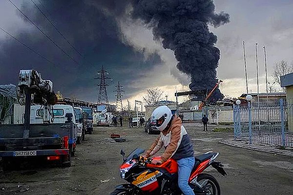 8. Ukrayna'nın güneybatısında bulunan Odessa halkı bugün patlama sesleriyle uyandı. Yetkililerden yapılan açıklamaya göre Rus'ya şehrin kimi bölgeleri füzelerle vuruldu.