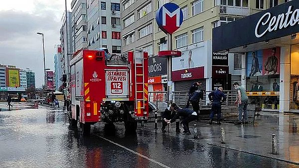 20. İstanbul Şişli'de su borusunun patlaması nedeniyle metro istasyonuna su ile doldu.