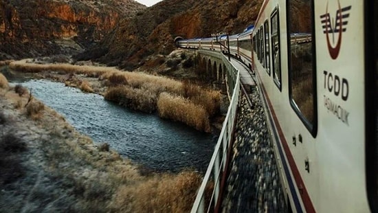 Faciadan Kıl Payı Kurtuldular! Doğu Ekspresi Raylarına Kaya Düştü