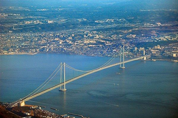 Bugün dünyada neler oldu? 1991 metre uzunluğundaki Akashi Kaikyo Köprüsü'nün hikayesi biraz acıdır. 1955'te içinde 100'den fazla çocuğunda bulunduğu bir feribot kazası gerçekleşir ve 168 kişi ölür. Bunun üzerine bir köprü yapma fikri ağırlık kazanır. Bu arada yeni açılan Çanakkale Köprüsü uzunluk olarak Akaşi Kaikyo'yu geçen tek köprüdür.