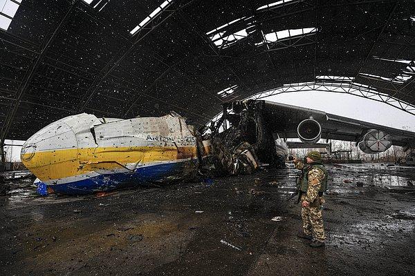 Kiev yakınlarındaki Hostomel Havalimanı'nda bekleyen efsanenin enkazı Ukrayna ordusunca tesislerin kontrolünün yeniden sağlanmasının ardından Anadolu Ajansı tarafından yakından görüntülendi.