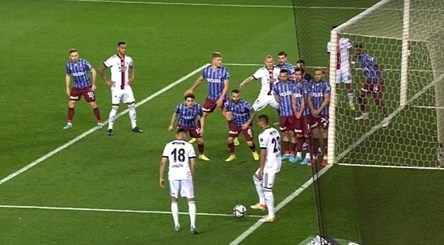 Trabzonspor ile Beşiktaş arasında oynanan maçta kural hatası yapan Zorbay Küçük, bu sene başında FIFA kokartı almıştı.