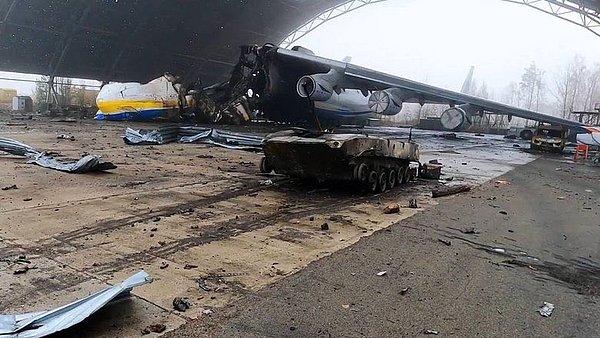 Çok sayıda tank ve diğer zırhlı araçların enkazı da AN-225'in kanatları altında kalmış durumda.