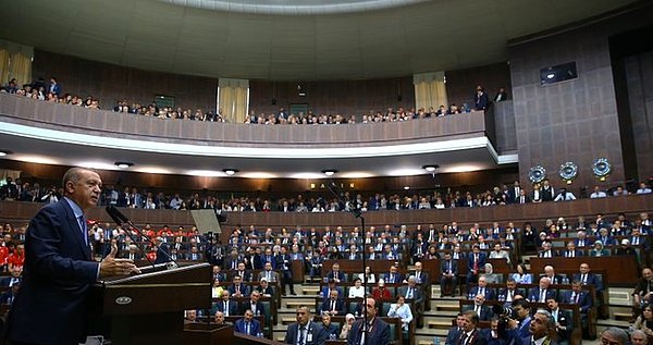 AKP kulislerinde, asgari ücrete zam konusunda iki farklı görüş dile getiriliyor.