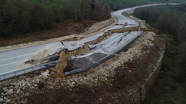 AA’nın aktardığına göre ağır tonajlı araçlar Sakarya ve Düzce’ye yönlendirilirken, diğer araçların ulaşımı yan yoldan sağlanıyor.