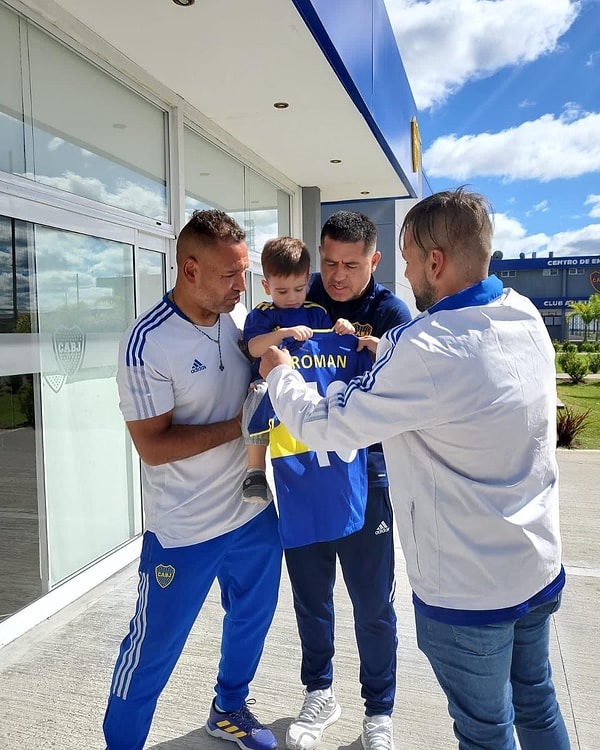 Boca Juniors taraftarları çocuklarına örnek gösterdikleri adamı as başkanlık koltuğunda görmekten memnuniyet duyuyor. Umarım Riquelme'nin futbolun içinde olması sizi de mutlu etmiştir.