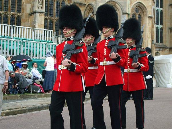 2. "Londra'daki kraliyet askerlerinin şapkalarından dolayı herkes dalga geçiyor ancak gidip kendilerine bulaşırsanız yeri boylamanız bir saniye sürer..."