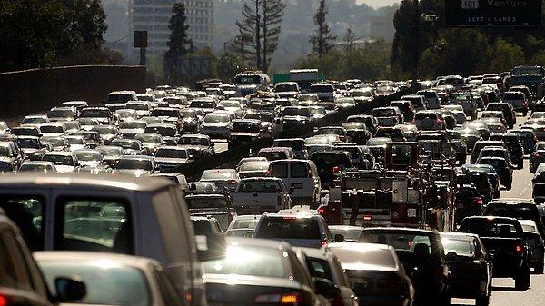 16. "Los Angeles dünyanın en sıkışık trafiğine sahip olmasıyla ünlü. Arabayla gezmeyi düşünüyorsanız 15 dakikalık yola 1 saat ayırmaya hazırlıklı olun."