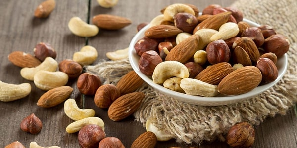 Uzmanlar, yaşlı bireylere yönelik en önemli uyarılardan birini işlenmiş kuruyemişler için yapıyor.