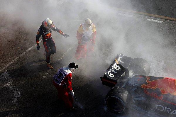 Son yılın şampiyonu Max Verstappen ise 39. turda motor arızasıyla nedeniyle yarış dışında kaldı.