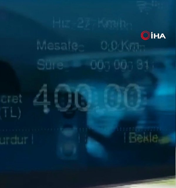 Girdikleri tartışma sonrası taksiciye 'Kenara çeker misiniz? İnmek istiyorum' dediği zaman ise taksimetre 435 TL gösteriyordu. 'Taksimetre 7-8 lira birden atıyordu. Bana hakaret etti, 'Lanet olsun' dedim ve cebimdeki tüm parayı verdim' diyen genç, suç duyurusunda bulunacağını açıkladı.