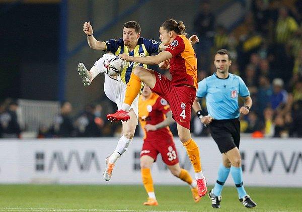 Süper Lig'de 32. hafta maçında Fenerbahçe'yle Galatasaray derbi mücadelesinde karşı karşıya geldi.