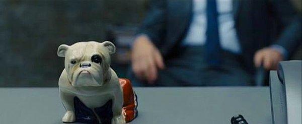 12. M'nin Skyfall'da James Bond'a verdiği seramik bulldog, No Time to Die'da Bond'un garajında göze çarpıyor.
