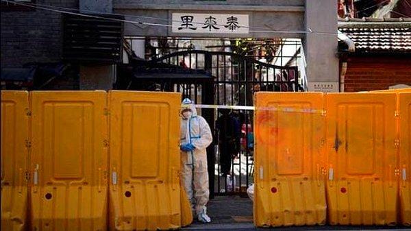 Bir süredir Şangay'da uygulanan koronavirüs tedbirleri, şehirdeki vaka sayılarının azalmaması nedeniyle belirsiz bir sürede uzatıldı.