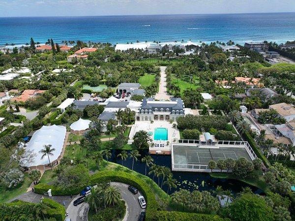 Nikah öncesi evlilik sözleşmesi yapan çiftin düğünleri Peltz Ailesi'nin Florida, Palm Springs'te bulunan 104 milyon dolarlık malikanesinde gerçekleşti.