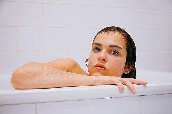 11. “Bir arkadaşım her geldiğinde duşa giriyordu. Bir keresinde dayanamayıp bunun nedenini sormuştum. Bana benim evimdeki banyonun kendisininkinden daha güzel olduğunu söylemişti.”