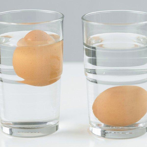 11. Bayatlamış yumurtalar yüzer. Yumurtalarınızın tazeliğini test etmeniz gerekiyorsa, bir bardak soğuk suya koyun. Yumurta ne kadar taze olursa, o kadar hızlı dibe düşer! Yüzen yumurtalar atılmalıdır.