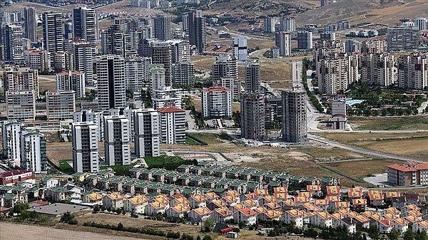 Ev fiyatlarını patlatan bir başka yanlış politika, 250 bin dolarlık konut alımına Türkiye Cumhuriyeti vatandaşlığı verilmesiydi.