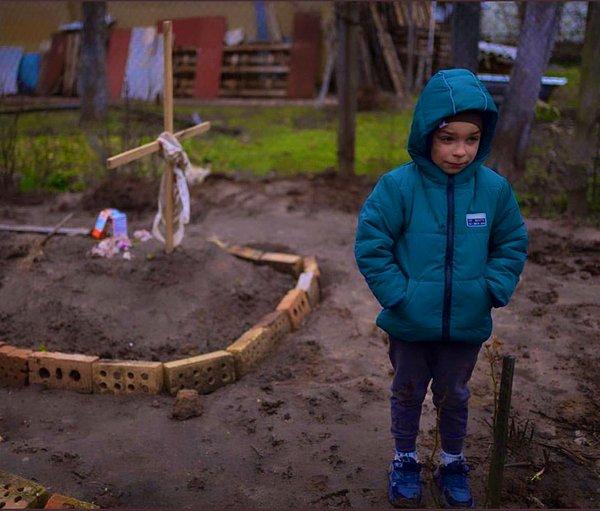 7. "Yürek parçalayıcı. Ukrayna'daki 6 yaşındaki çocuk bahçesinde annesinin mezarının yanında duruyor...