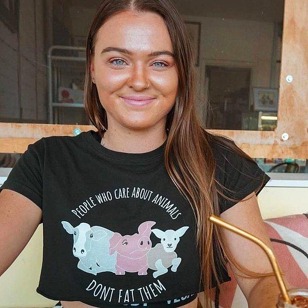 Avustralyalı aktivist Tash Peterson, ilginç protesto yöntemleriyle özellikle sosyal medyadaki vegan topluluklarında büyük ilgi toplayan isimlerden birisi.